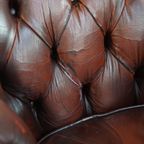 Karaktervolle Donkerrode Engelse Rundleren Chesterfield Fauteuil Met Een Comfortabele Zit thumbnail 10