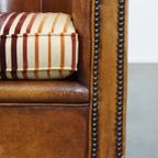 Cognac-Kleurige, Karaktervolle Vintage Schapenleren Clubfauteuil Met Een Kleurrijk Stoffen Kussen thumbnail 10
