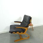 Zwart Leren Fauteuil Met Armleuningen En Houten Onderstel thumbnail 10