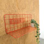 Rood Metalen Wandrek Met Legplank En Mandje Vintage thumbnail 10