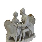Vintage Biscuit Beeldje: Man & Vrouw Op Stoel thumbnail 8