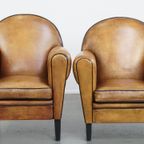 Luxe, Tijdloze Schapenleren Set Bestaande Uit 2 Fauteuils En Een Hocker In Art Deco Stijl thumbnail 8