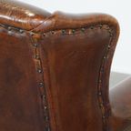 Stijlvolle Vintage, Luxe Schapenleren Oorfauteuil Met Een Rood Corduroy Zitkussen thumbnail 13