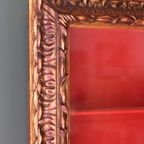 Antieke Wandvitrine – Goudkleurig Hout En Rood Fluweel thumbnail 4
