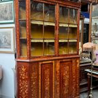 Vitrinekast In Renaissancestijl. Hollands Marqueterie Met Florale Motieven. thumbnail 7