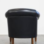 Geweldige Zwarte Rundleren Clubfauteuil In Engelse Stijl Met Een Tijdloos Design thumbnail 9
