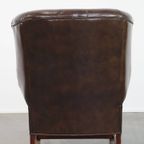 Grote En Stijlvolle, Donkerbruine Rundleren Chesterfield Oorfauteuil In Engelse Stijl thumbnail 4