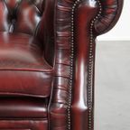 Klassieke En Luxe Rode Rundleren Chesterfield Clubfauteuil In Engelse Stijl Met Siernagels thumbnail 13
