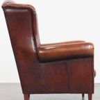 Grote Karaktervolle En Tijdloze Schapenleren Oorfauteuil Met Een Luxe Afwerking thumbnail 5
