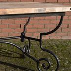 Brutalist Eettafel, Industrieel Steenschotten Blad En Metalen Onderstel thumbnail 3