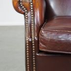Klassieke, Luxe En Comfortabele Donkere Engelse Stijl Schapenleren Oorfauteuil Met Veel Karakter thumbnail 6