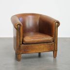 Karaktervolle Vintage Clubfauteuil Van Schapenleer Met Een Afwerking Met Siernagels thumbnail 13