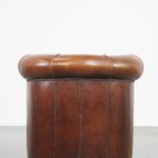 Schapenleren Clubfauteuil In Een Charmante Cognac Kleur En Afgewerkt Met Biezen Op De Rugleuning thumbnail 5