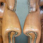 Set Van 2 Klassieke Vintage Rundleren Engelse Chesterfield Oorfauteuils In Een Lichte Cognac Kleu thumbnail 10