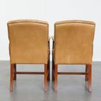 Set Van 2 Mooie En Luxe Rundleren Chesterfield Eetkamer/ Bijzetstoelen In Een Lichte Cognac Kleur thumbnail 3