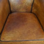 Karaktervolle Vintage Schapenleren Clubfauteuil Met Siernagels En Zwarte Biezen thumbnail 6