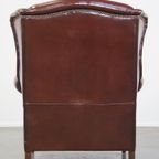 Klassieke, Luxe En Comfortabele Donkere Engelse Stijl Schapenleren Oorfauteuil Met Veel Karakter thumbnail 3