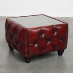 Mooie Rundleren Chesterfield Bijzet/ Salontafel In Een Mooie Rode Kleur Met Glazen Blad thumbnail 11