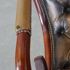 Karaktervolle Groene Vintage Rundleren Engelse Chesterfield Fauteuil Met Een Sierlijke Vormgeving thumbnail 4