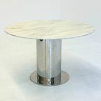 Italiaanse Eettafel Met Wit Marmeren Blad En Chromen Cilindervormige Voet thumbnail 10