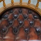 Bruine Klassieke In Hoogte Verstelbare Rundleren En Houten Chesterfield Bureaustoel Op Wieltjes thumbnail 7