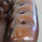 Imposante, Engelse Rundleren Chesterfield Fauteuil Met Een Comfortabele Zit En Een Diepe Donkere thumbnail 8