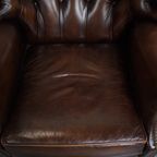 Donkerbruine, Sierlijke Rundleren Chesterfield Oorfauteuil In Een Klassieke Engelse Stijl thumbnail 2