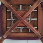 Vintage Houten Stoel Met Bordeauxrode Stoffen Zitting thumbnail 11