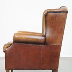 Stoere Cognac-Kleurige Schapenleren Oorfauteuil Met Een Comfortabele Zit En Afgewerkt Met Zwarte thumbnail 6