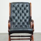 Sierlijke Donkerblauwe Chesterfield Fauteuil Gemaakt Van Rundleer En Gecombineerd Met Hout thumbnail 3