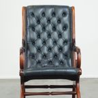 Sierlijke Donkerblauwe Chesterfield Fauteuil Gemaakt Van Rundleer En Gecombineerd Met Hout thumbnail 3