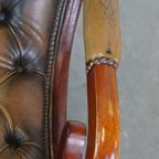 Karaktervolle Groene Vintage Rundleren Engelse Chesterfield Fauteuil Met Een Sierlijke Vormgeving thumbnail 14