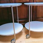 Set Van 2 Verrijdbare Ikea Rvs Met Wit Melk Glas Ronde Bijzet Tafeltjes thumbnail 9
