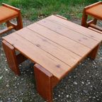 Vintage Houten Krukjes Met Oranje Bekleding Met Tafel thumbnail 5