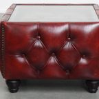 Mooie Rundleren Chesterfield Bijzet/ Salontafel In Een Mooie Rode Kleur Met Glazen Blad thumbnail 9