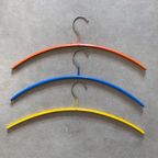 3 Vintage Kleerhangerhangers  -Oranje, Blauw En Geel thumbnail 5