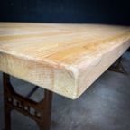 Industriële Eettafel Gemaakt Van Beukenhouten Blad & Machineonderstel thumbnail 5