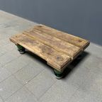 Houten Isolatoren Tafeltje Met Groen Glazen Poten thumbnail 11