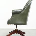 Grote Groene Rundleren Chesterfield Bureaustoel Op Wieltjes Met Een Hoge Rug thumbnail 5