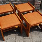 Vintage Houten Krukjes Met Oranje Bekleding Met Tafel thumbnail 8