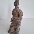 Knielende Chinese Krijger Beeld Gepatineerde Terracotta thumbnail 7