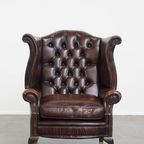 Luxe, Warm Gekleurde, Bruine Rundleren Chesterfield Oorfauteuil Met Unieke Details thumbnail 2