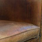 Karaktervolle Vintage Clubfauteuil Van Schapenleer Met Een Afwerking Met Siernagels thumbnail 7
