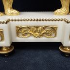 Een Mooie Vroege Witmarmeren Portaaltafelklok Met Vuurvergulde Ornamenten. thumbnail 2