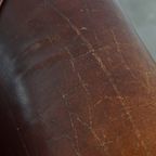 Charmante Rundleren Clubfauteuil In Engelse Stijl Met Een Vast Zitkussen En Een Prachtig Patina thumbnail 14
