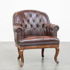 Charmante, Klassieke Rundleren Engelse Chesterfield Armchair Met Sierlijke Poten thumbnail 2