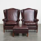 Set Van 2 Mooie En Comfortabele Bordeauxrode Rundleren Oorfauteuils + Hocker In Engelse Stijl thumbnail 2