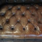 Zeer Luxe, Antieke Rundleren 3 Zits Chesterfield Bank Met Een Uniek Karakter En Een Uitmuntend Pa thumbnail 6