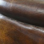 Cognac-Kleurige En Comfortabele Vintage Schapenleren Clubfauteuil Met Een Royale Zit thumbnail 13