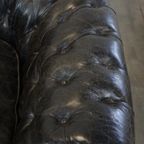 Set Van 2 Ruime Zwarte Rundleren Chesterfield Fauteuils Met Een Sprekend Karakter thumbnail 10